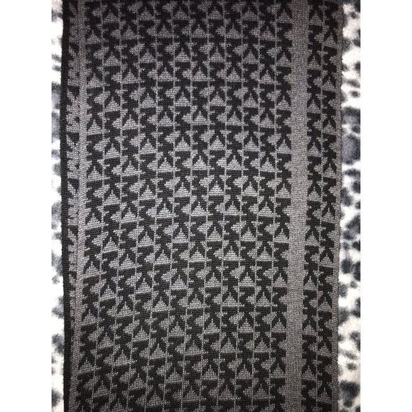 🧣 Infinity Michael Kors scarf 🧣 - Picture 2 of 5